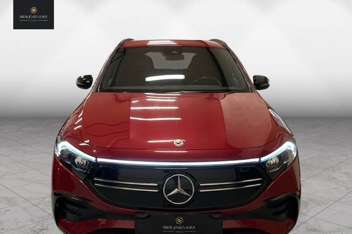 Rød Mercedes EQA 300 fra 2021 set udefra