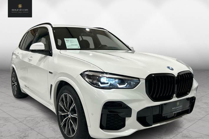Hvid BMW X5 fra 2022 set udefra