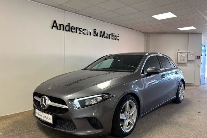 Grå Mercedes A200 fra 2018 set udefra