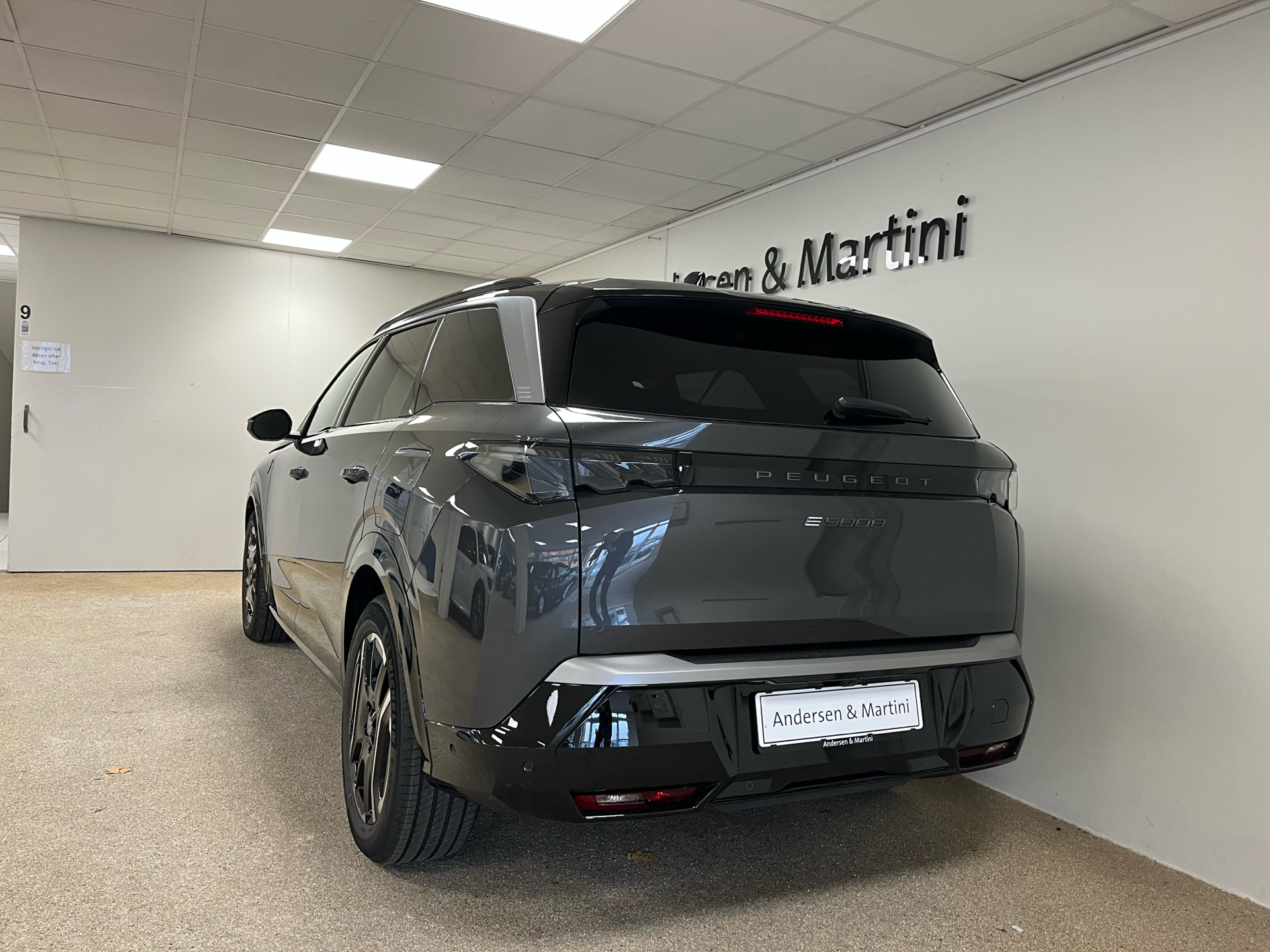 Grå Peugeot e-5008 fra 2025 set udefra