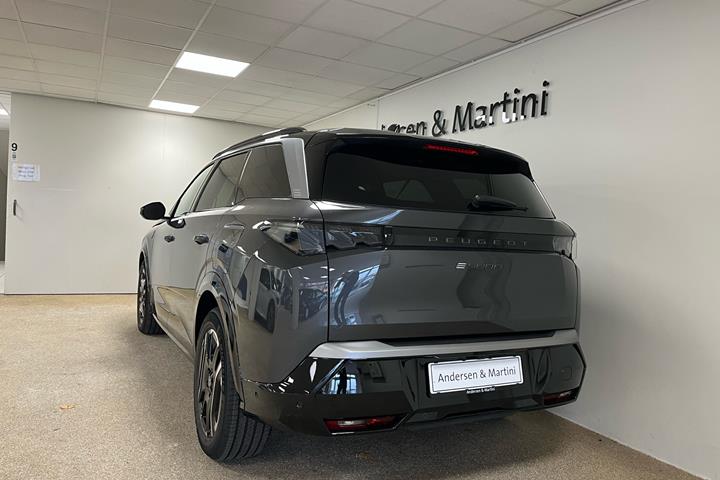 Grå Peugeot e-5008 fra 2025 set udefra