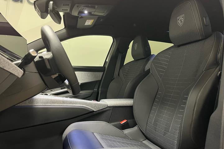 Grå Peugeot e-5008 fra 2025 set indefra