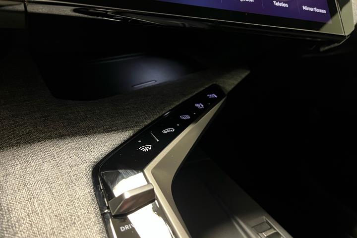 Grå Peugeot e-5008 fra 2025