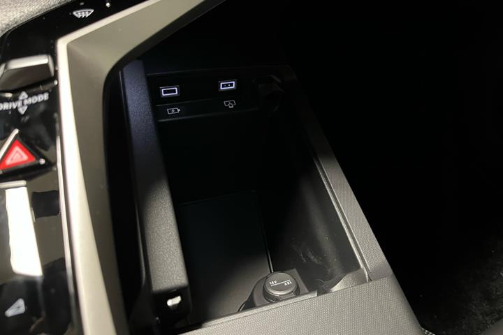 Grå Peugeot e-5008 fra 2025