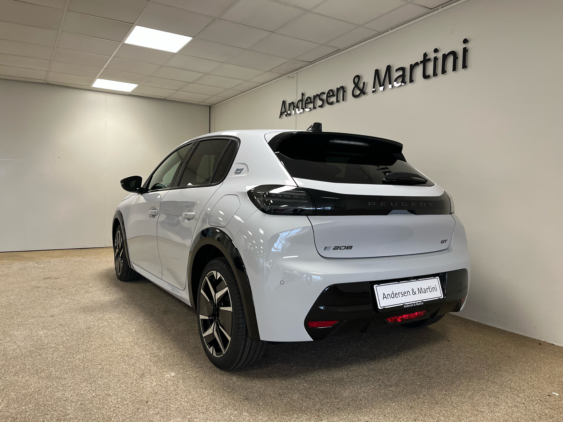 Hvid Peugeot e-208 fra 2025