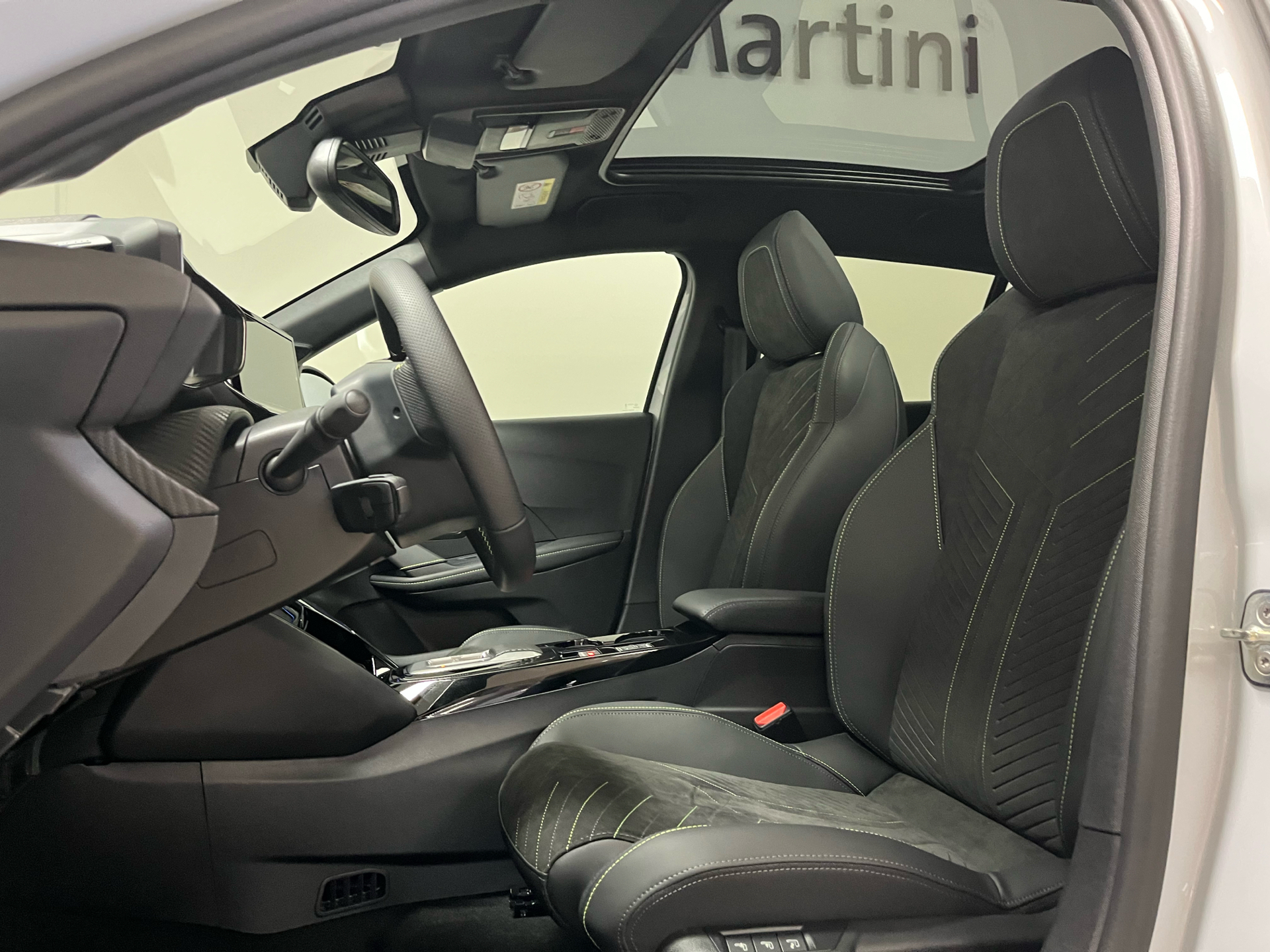 Hvid Peugeot e-208 fra 2025