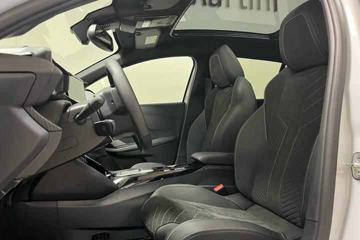 Hvid Peugeot e-208 fra 2025