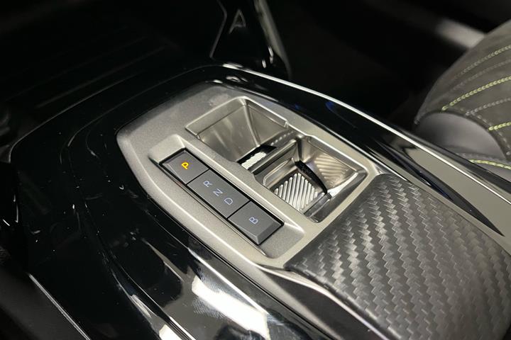 Hvid Peugeot e-208 fra 2025