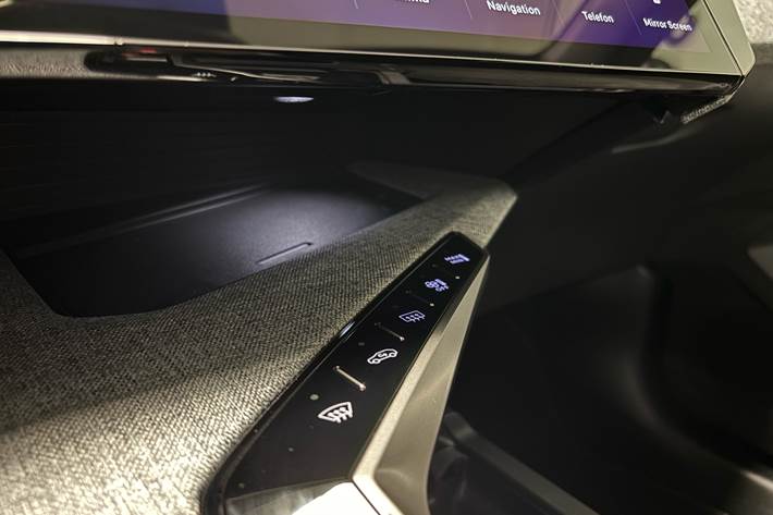 Grå Peugeot e-3008 fra 2025