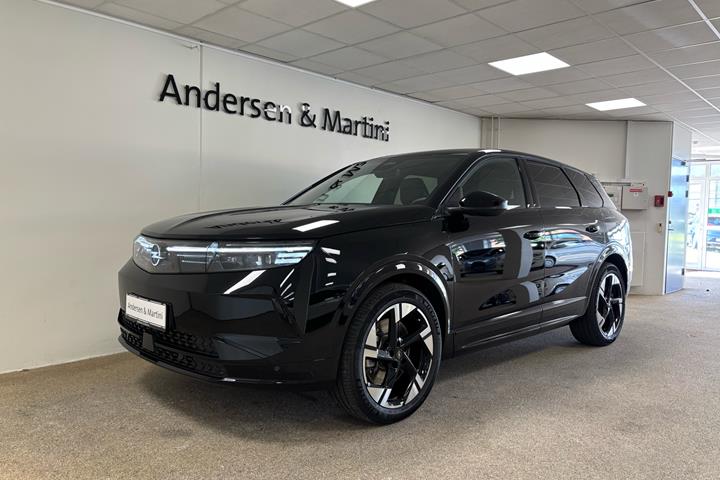 Sort Opel Grandland fra 2025 set udefra