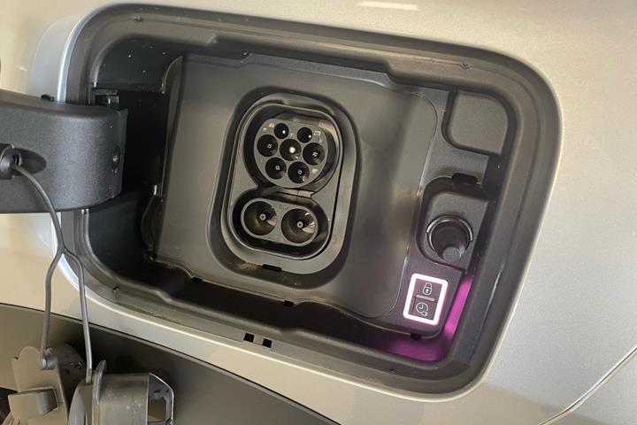 Sølv Opel Frontera fra 2025