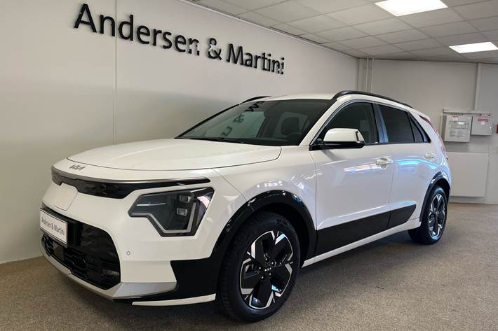 Hvid Kia Niro EV fra 2024 set udefra