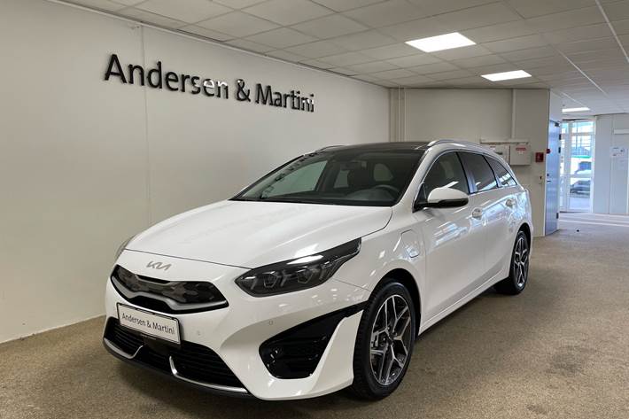 Hvid Kia Ceed fra 2024 set udefra