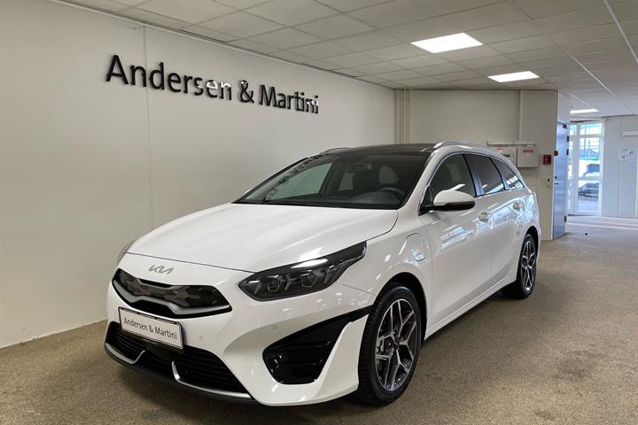 Hvid Kia Ceed fra 2024 set udefra