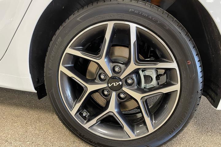 Hvid Kia Ceed fra 2024