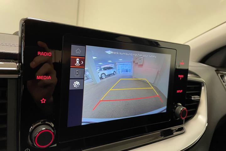 Hvid Kia Ceed fra 2024