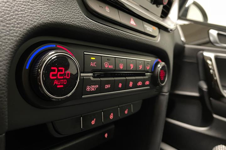 Hvid Kia Ceed fra 2024