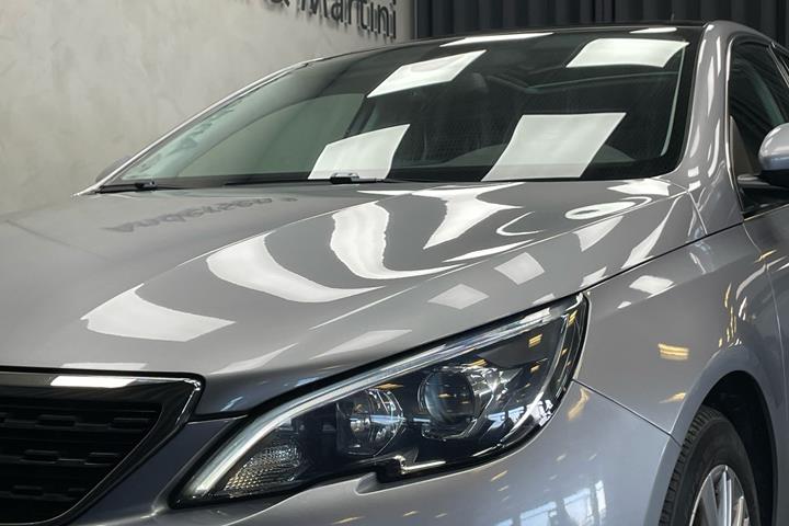 Sort Peugeot 308 fra 2019 set udefra