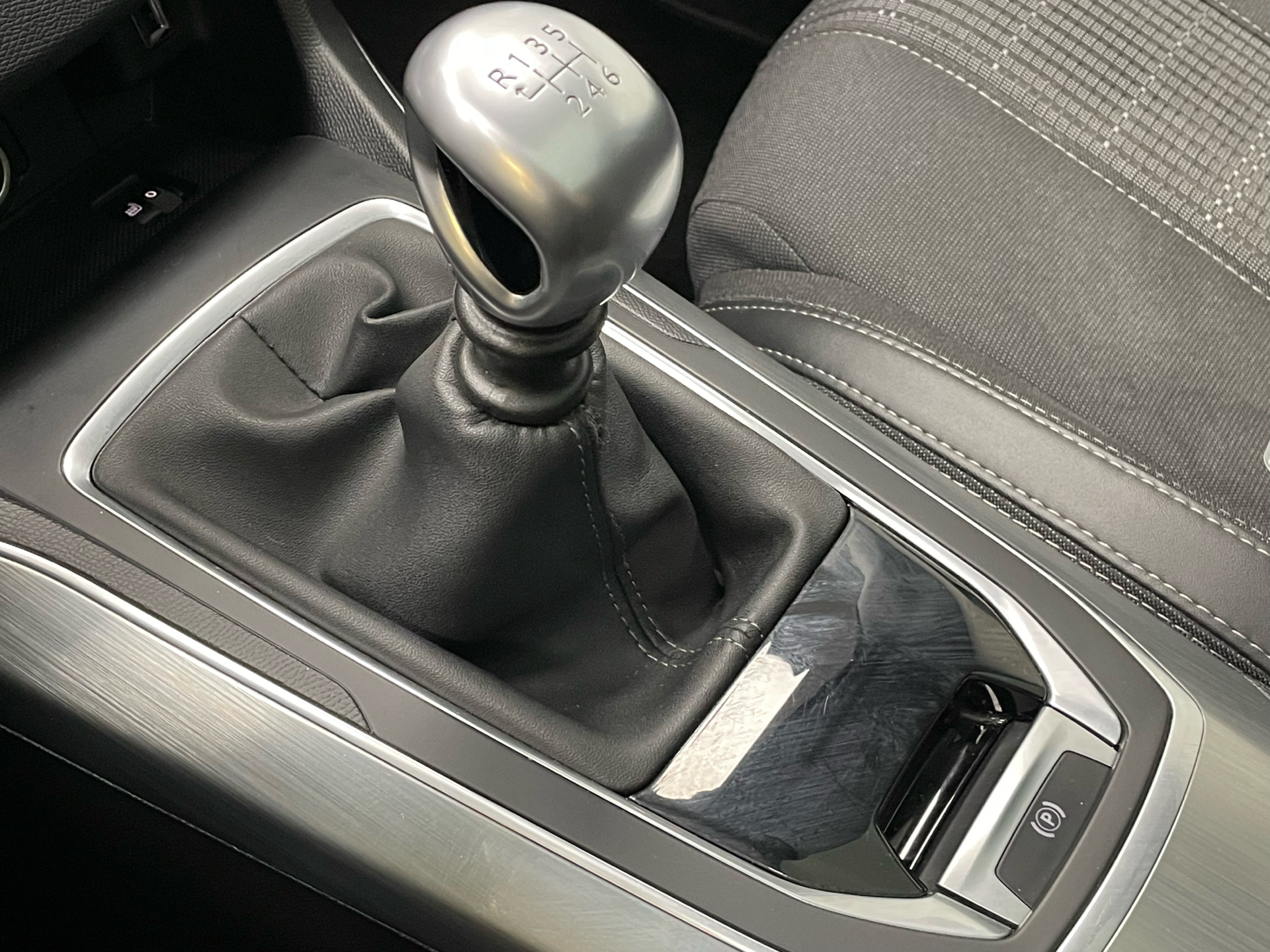 Sort Peugeot 308 fra 2019
