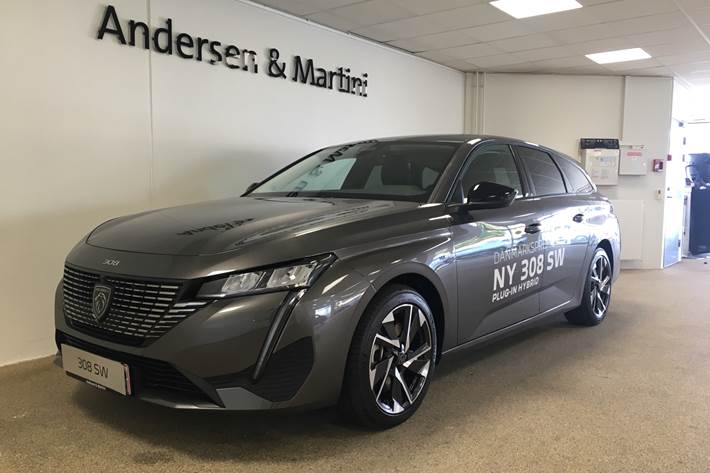Grå Peugeot 308 fra 2022 set udefra