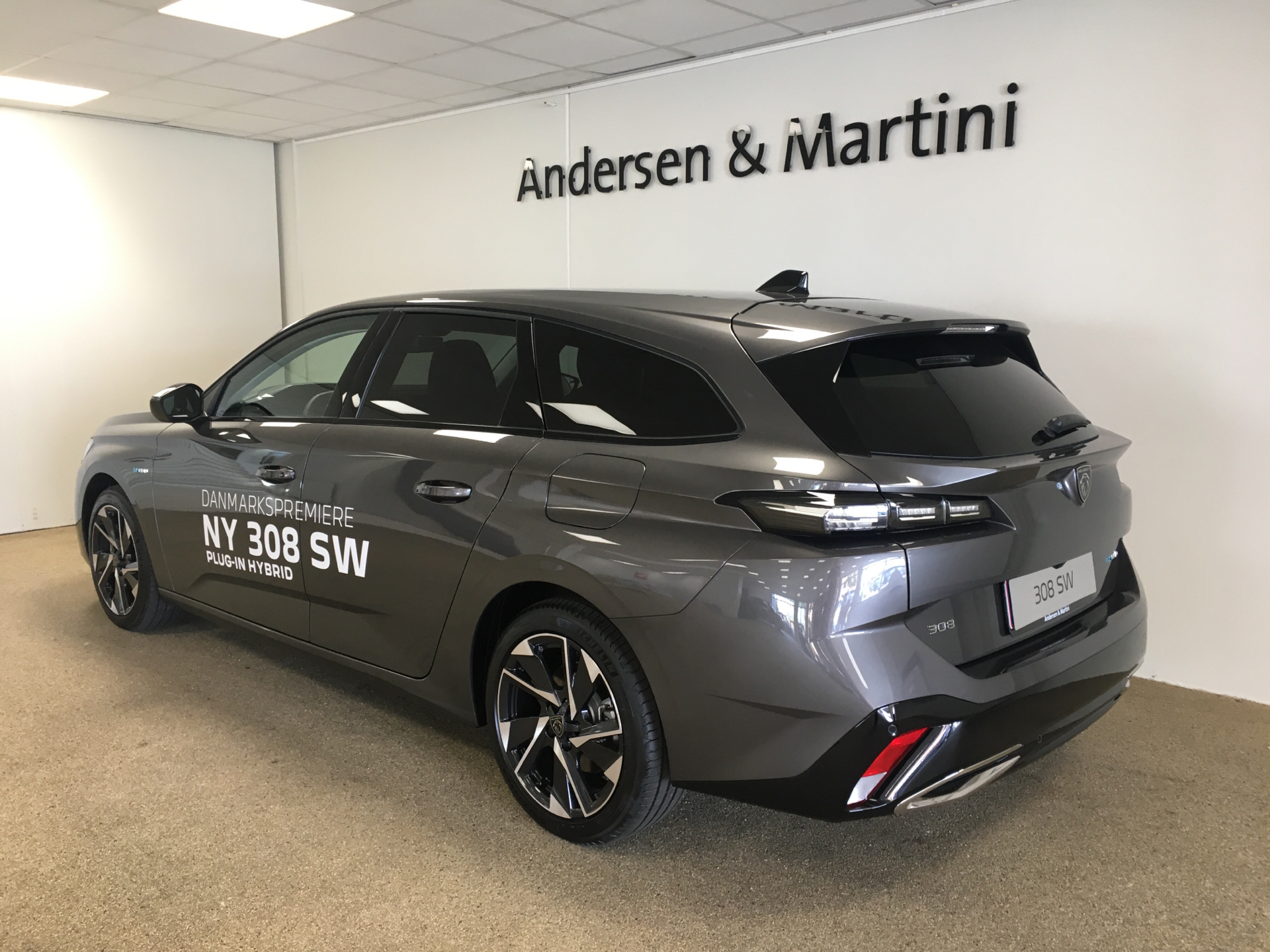 Grå Peugeot 308 fra 2022