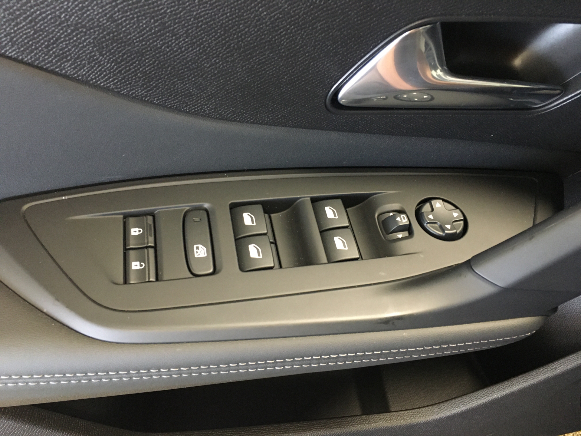Grå Peugeot 308 fra 2022