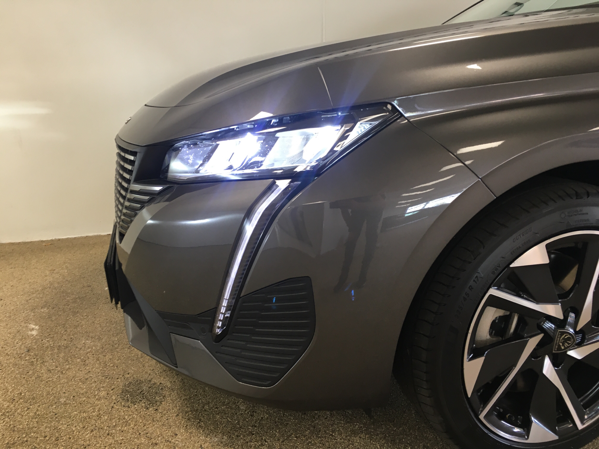 Grå Peugeot 308 fra 2022