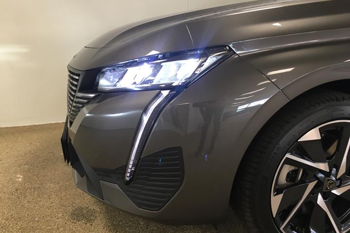 Grå Peugeot 308 fra 2022