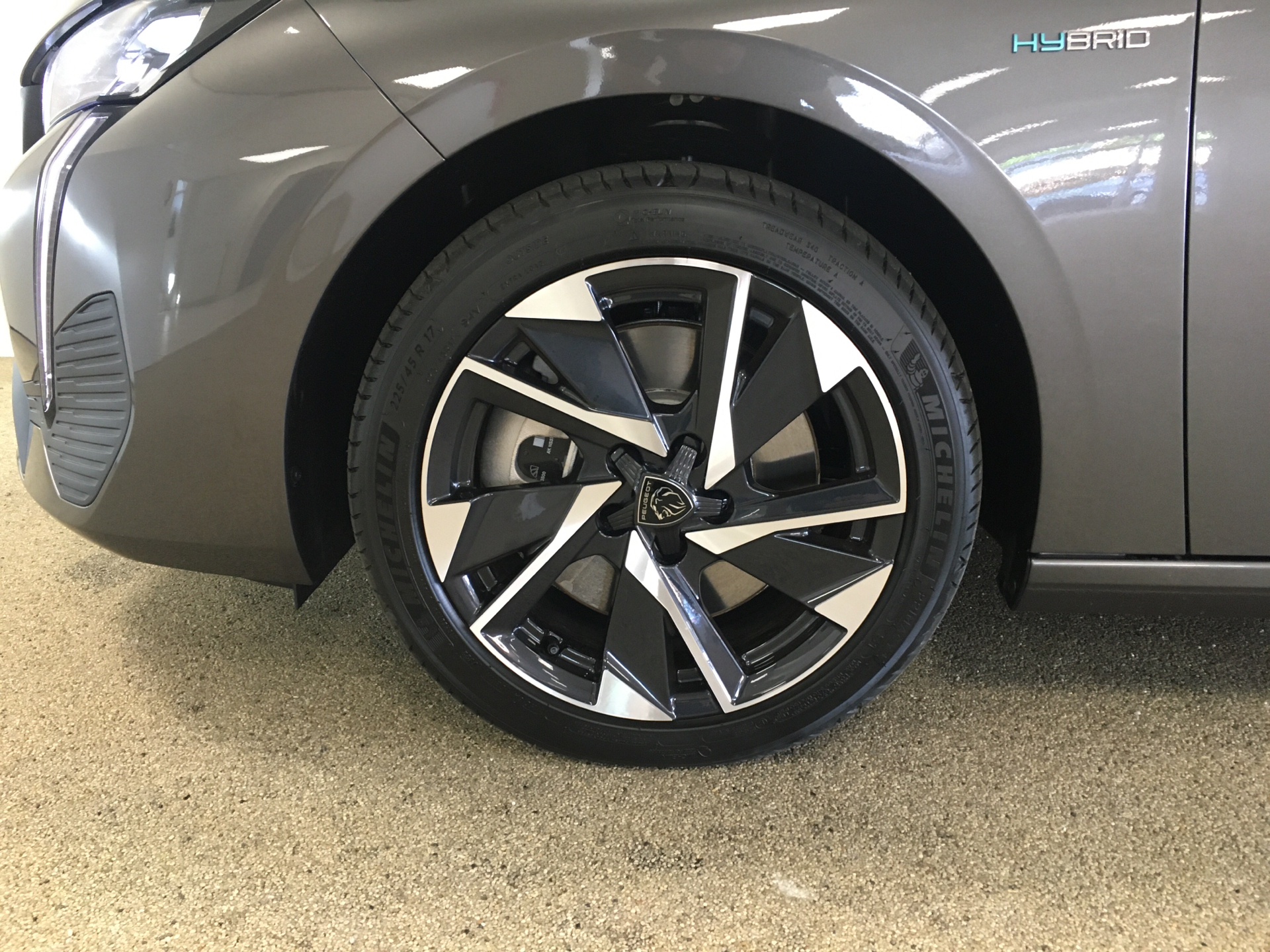 Grå Peugeot 308 fra 2022