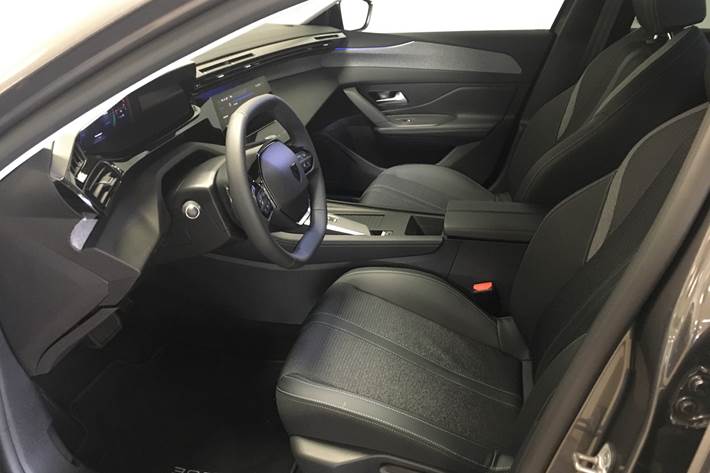 Grå Peugeot 308 fra 2022