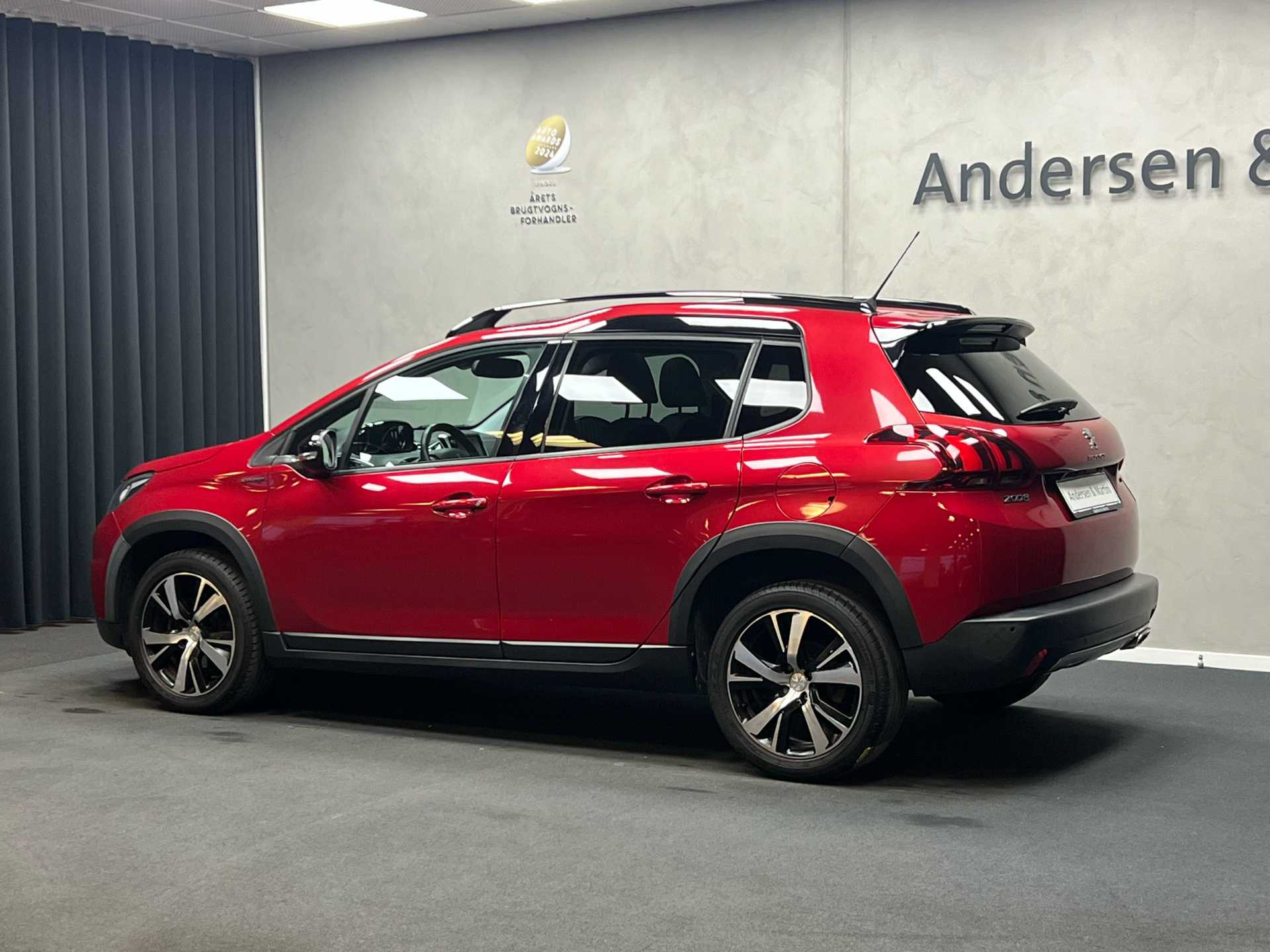 Rød Peugeot 2008 fra 2019