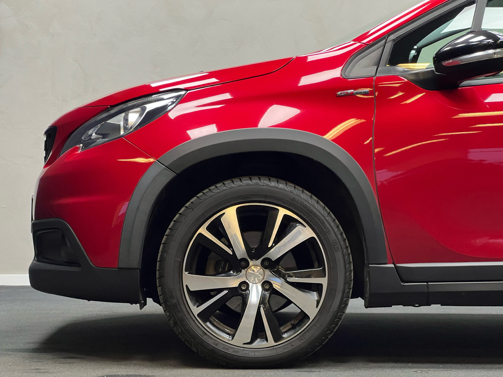 Rød Peugeot 2008 fra 2019