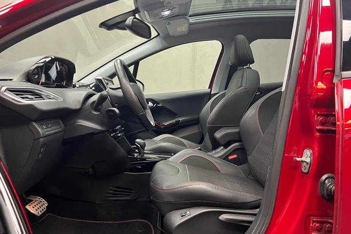 Rød Peugeot 2008 fra 2019