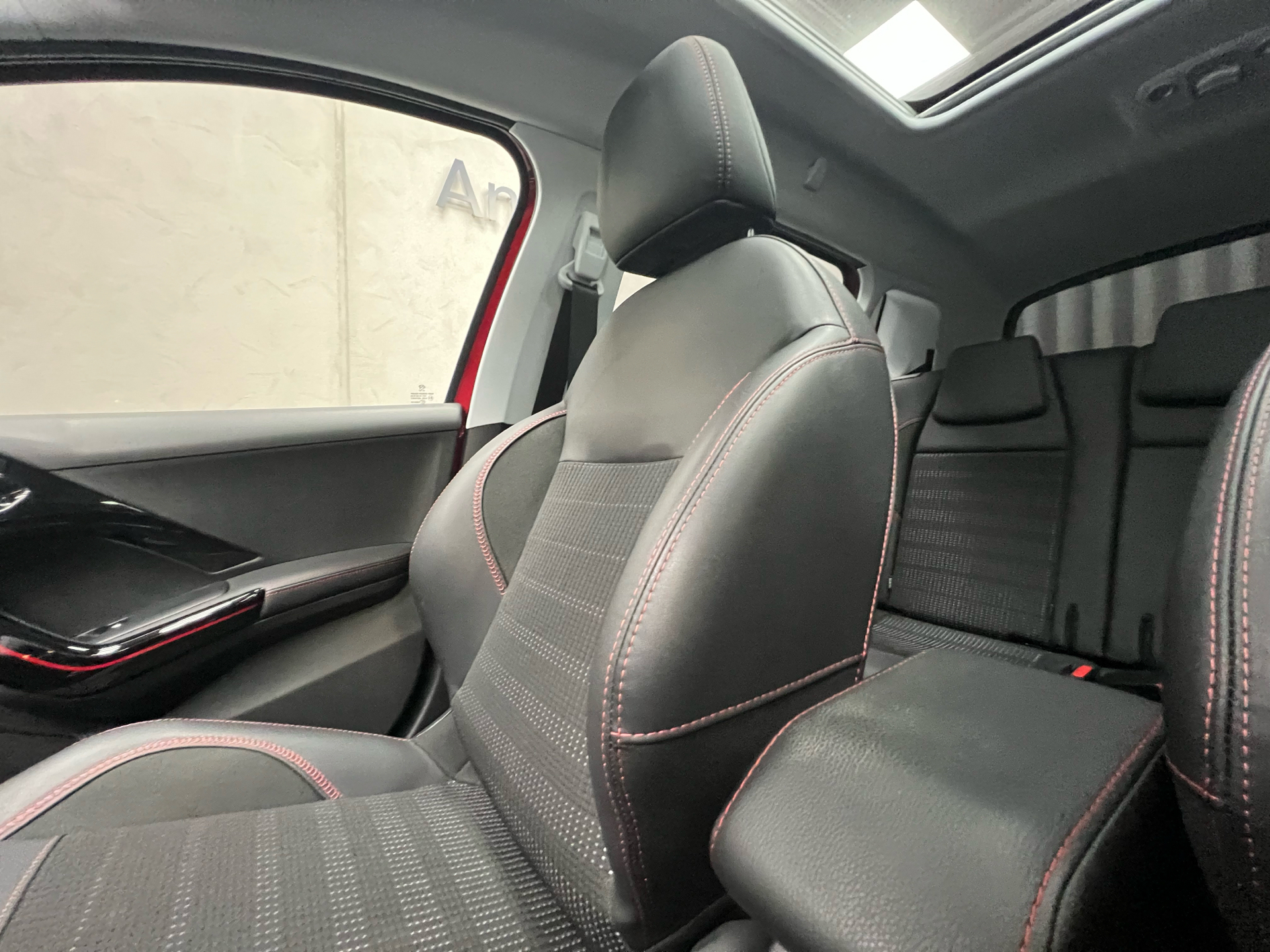 Rød Peugeot 2008 fra 2019