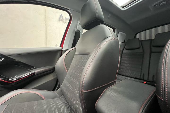 Rød Peugeot 2008 fra 2019