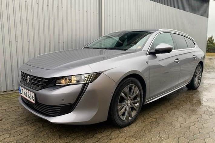Grå Peugeot 508 fra 2020 set udefra