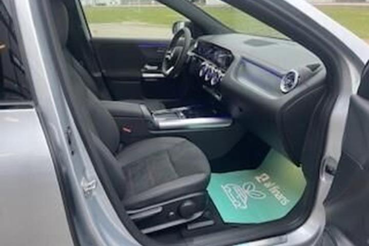 Sølv Mercedes EQB250+ fra 2025
