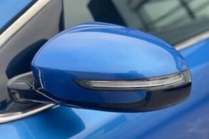 Blå Kia Sportage fra 2019 set udefra