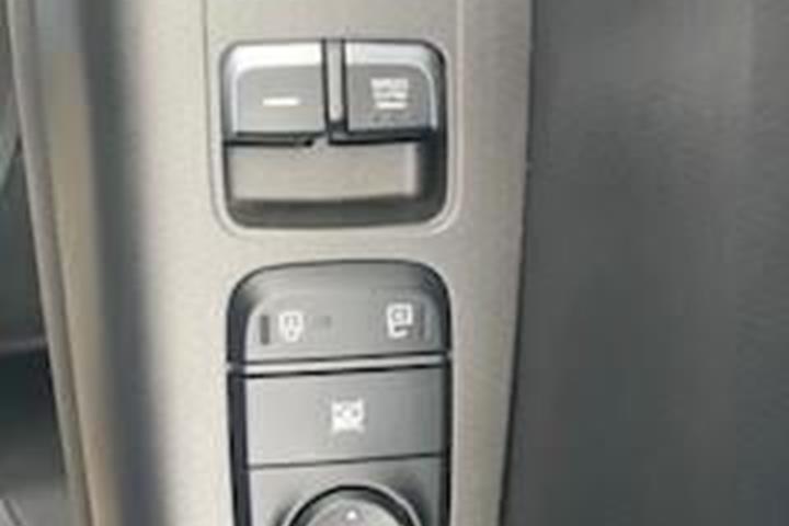 Blå Kia Sportage fra 2019 set indefra