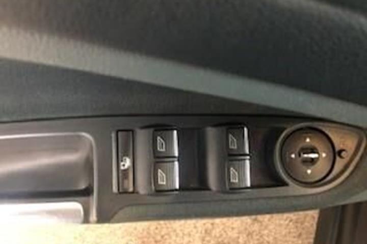 Blå Ford C-MAX fra 2013