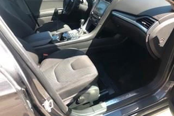 Sort Ford Mondeo fra 2016