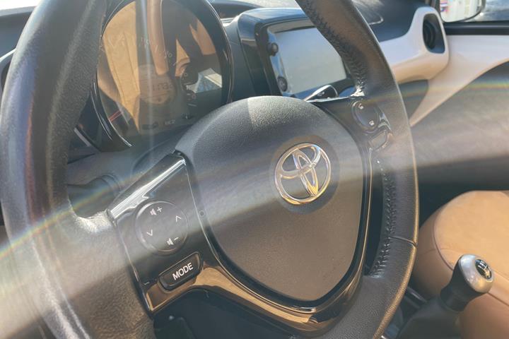 Hvid Toyota Aygo fra 2014