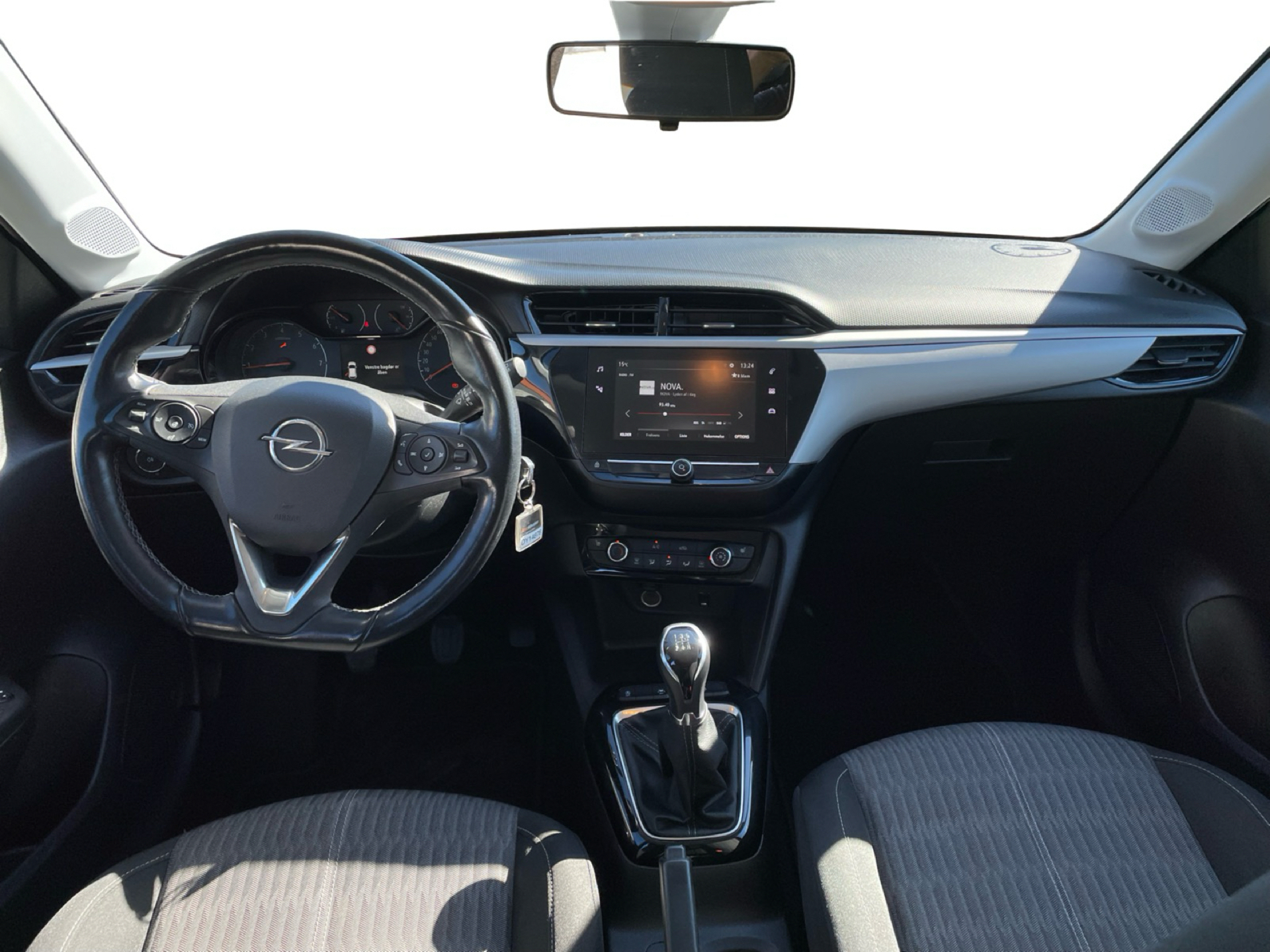 Hvid Opel Corsa fra 2020
