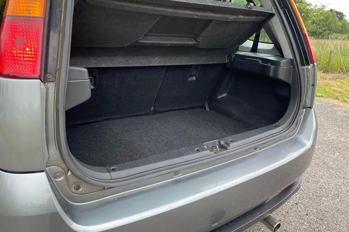 Grå Suzuki Ignis fra 2005