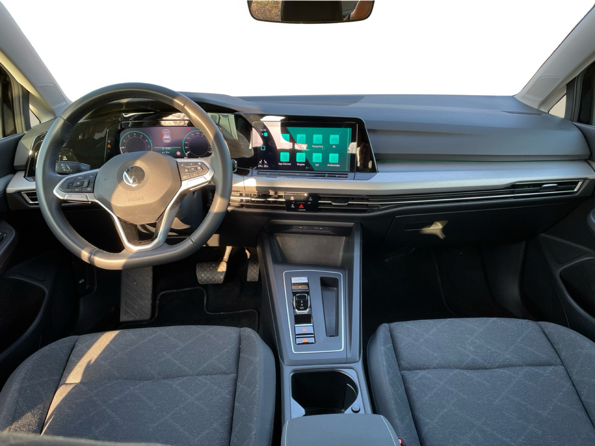 Sort VW Golf fra 2021 set indefra