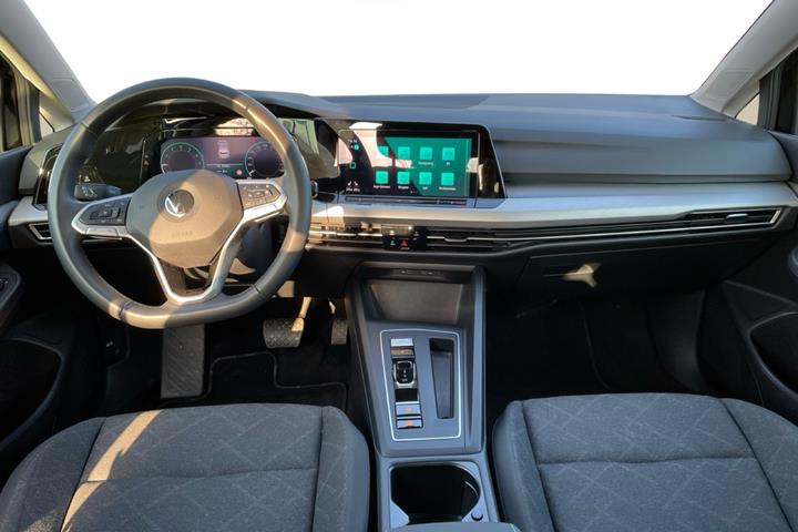 Sort VW Golf fra 2021 set indefra