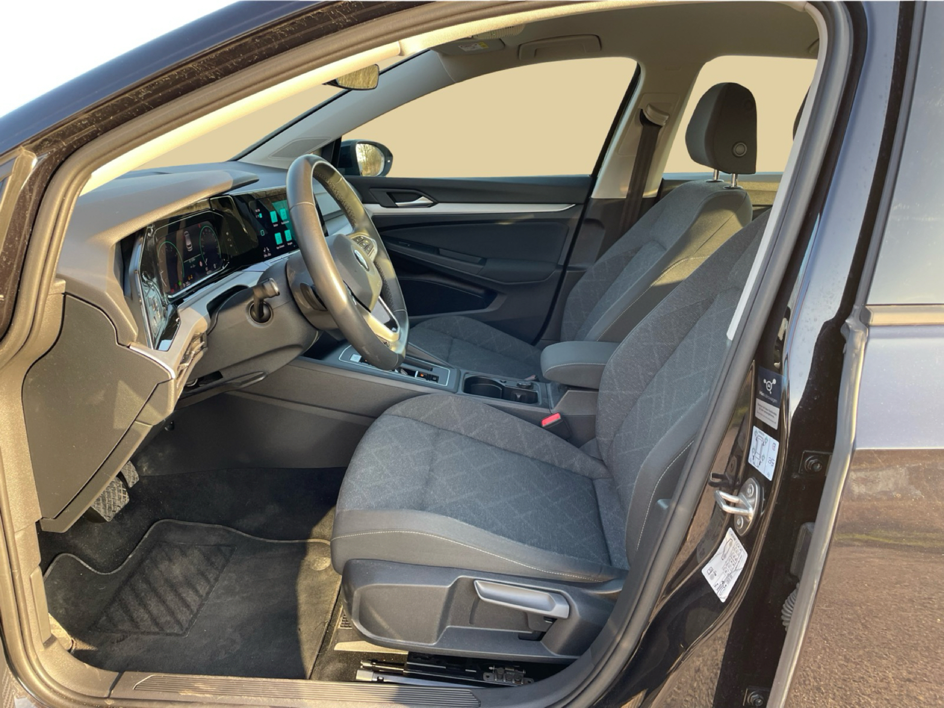 Sort VW Golf fra 2021 set indefra