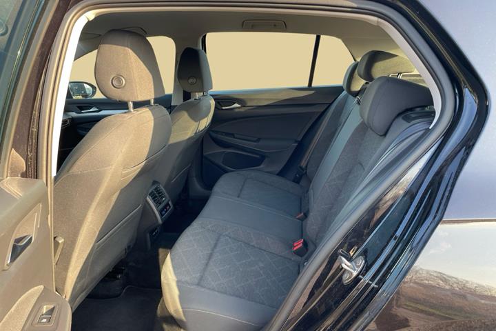 Sort VW Golf fra 2021 set indefra