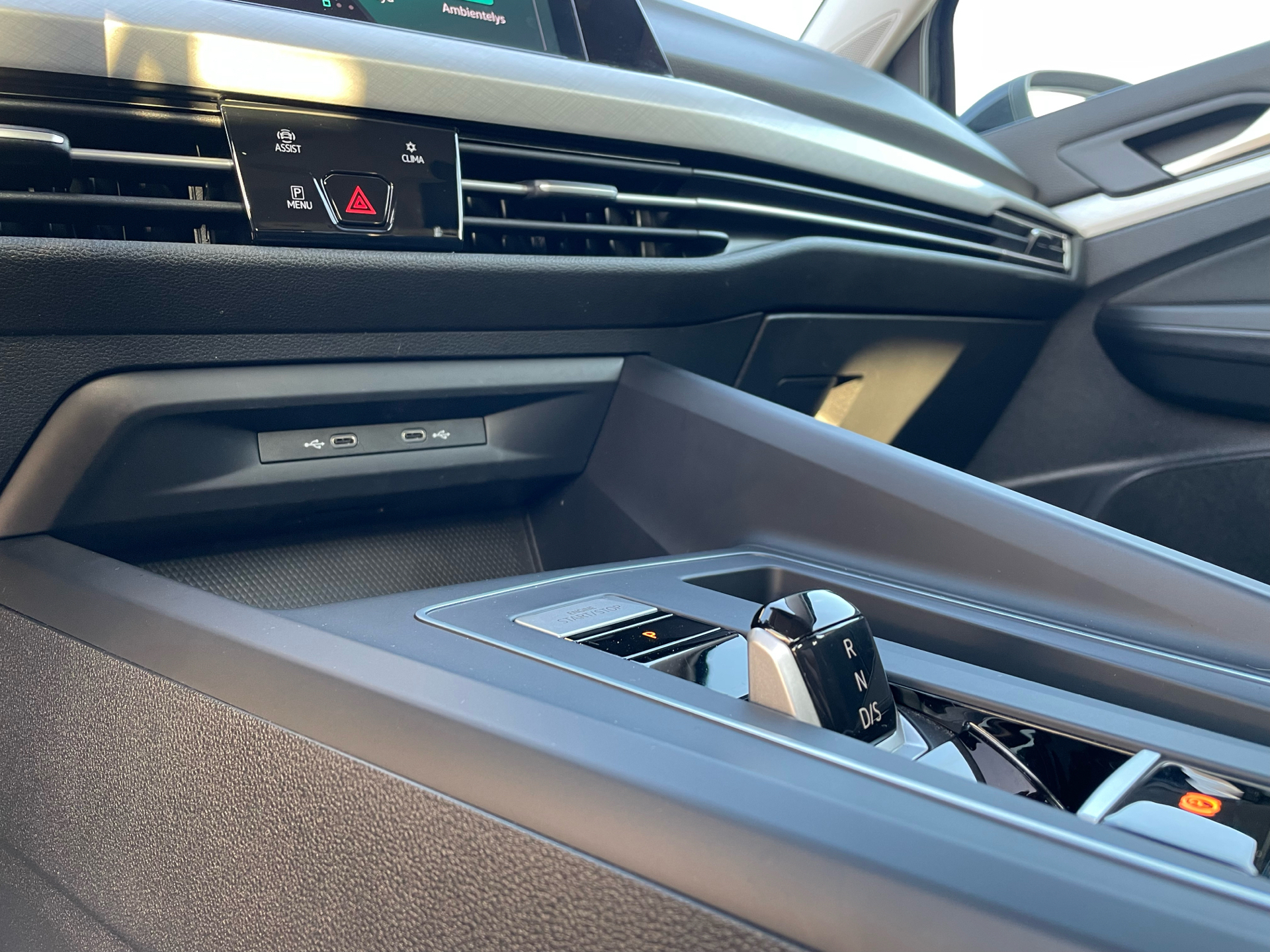 Sort VW Golf fra 2021 set indefra
