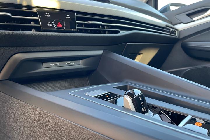 Sort VW Golf fra 2021 set indefra